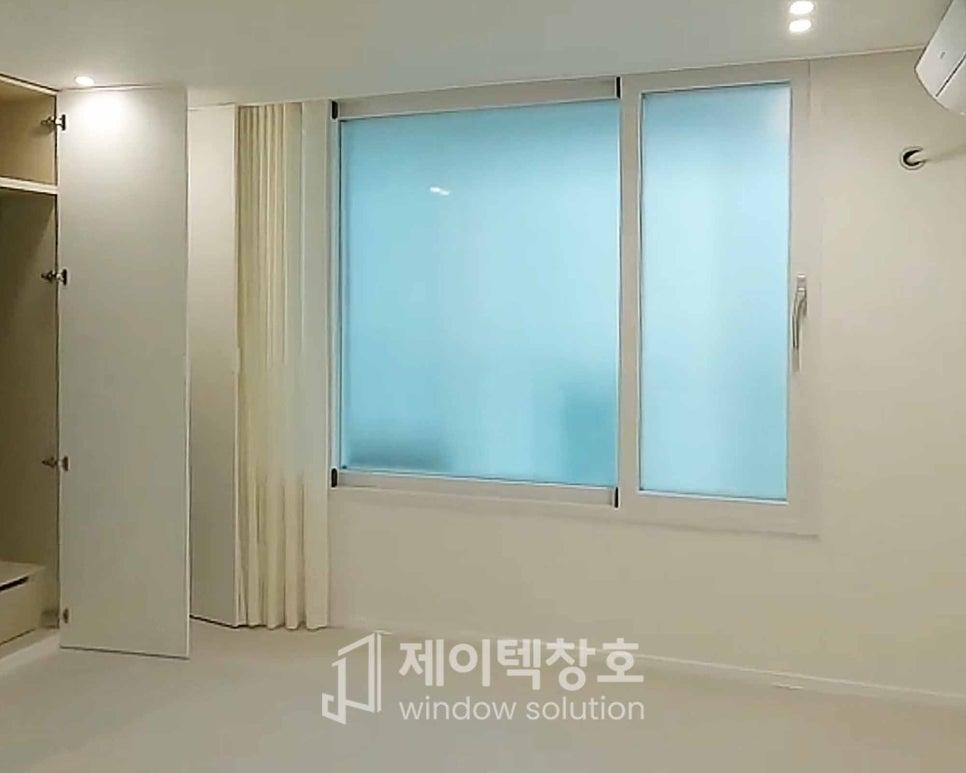 그레이 톤 필름 마감과 미스트 유리가 적용된 완성된 창호