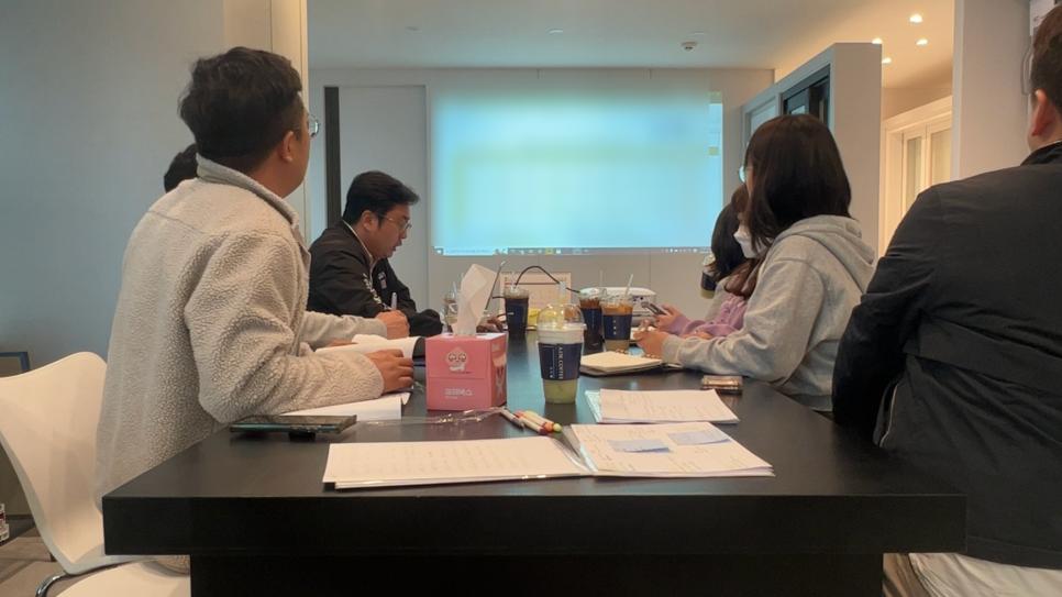 프로젝터 화면이 보이는 회의실 내부 전경
