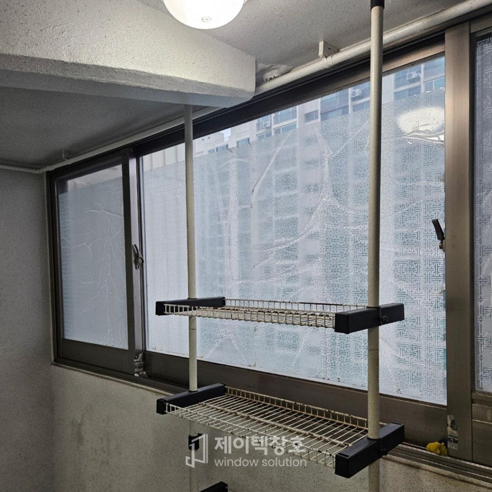 투명 필름이 부착된 창호와 하단 선반
