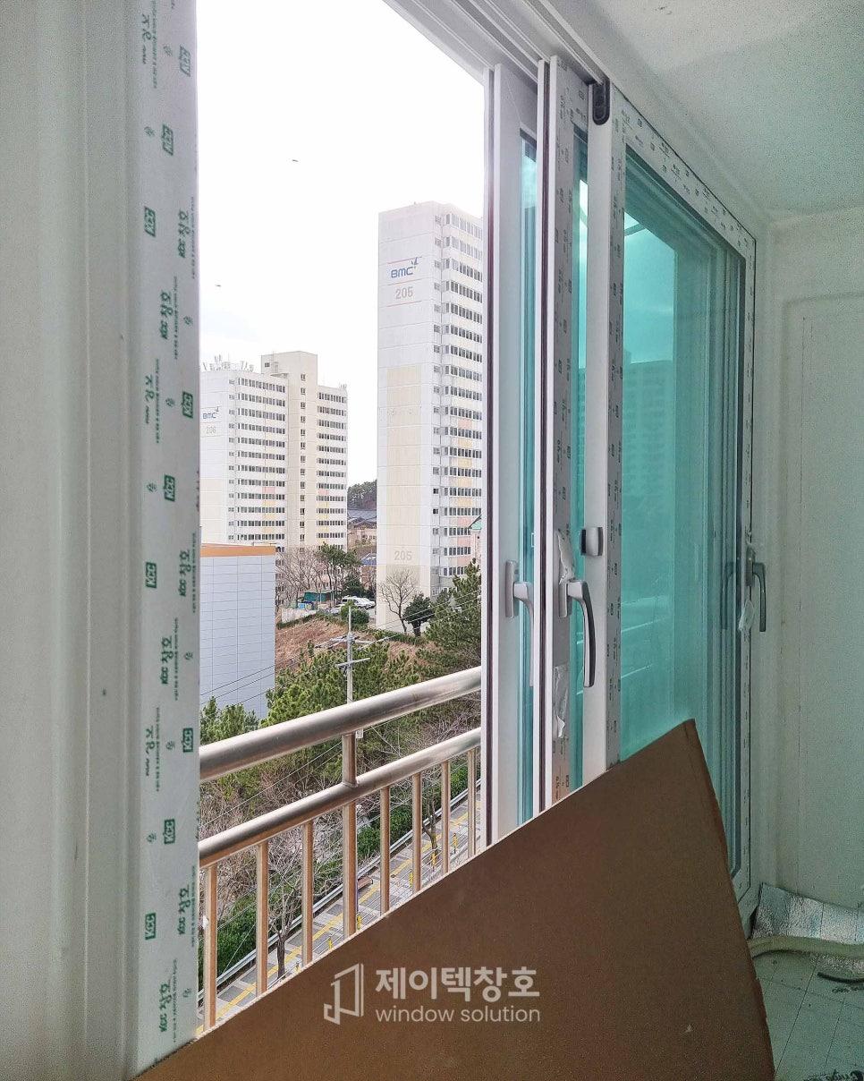 창호가 열린 상태로 보이는 외부 도시 전경