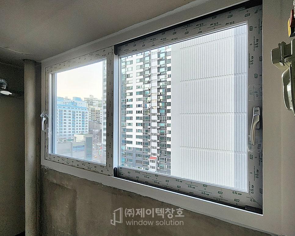 콘크리트 벽면 위에 설치된 작은방의 창호