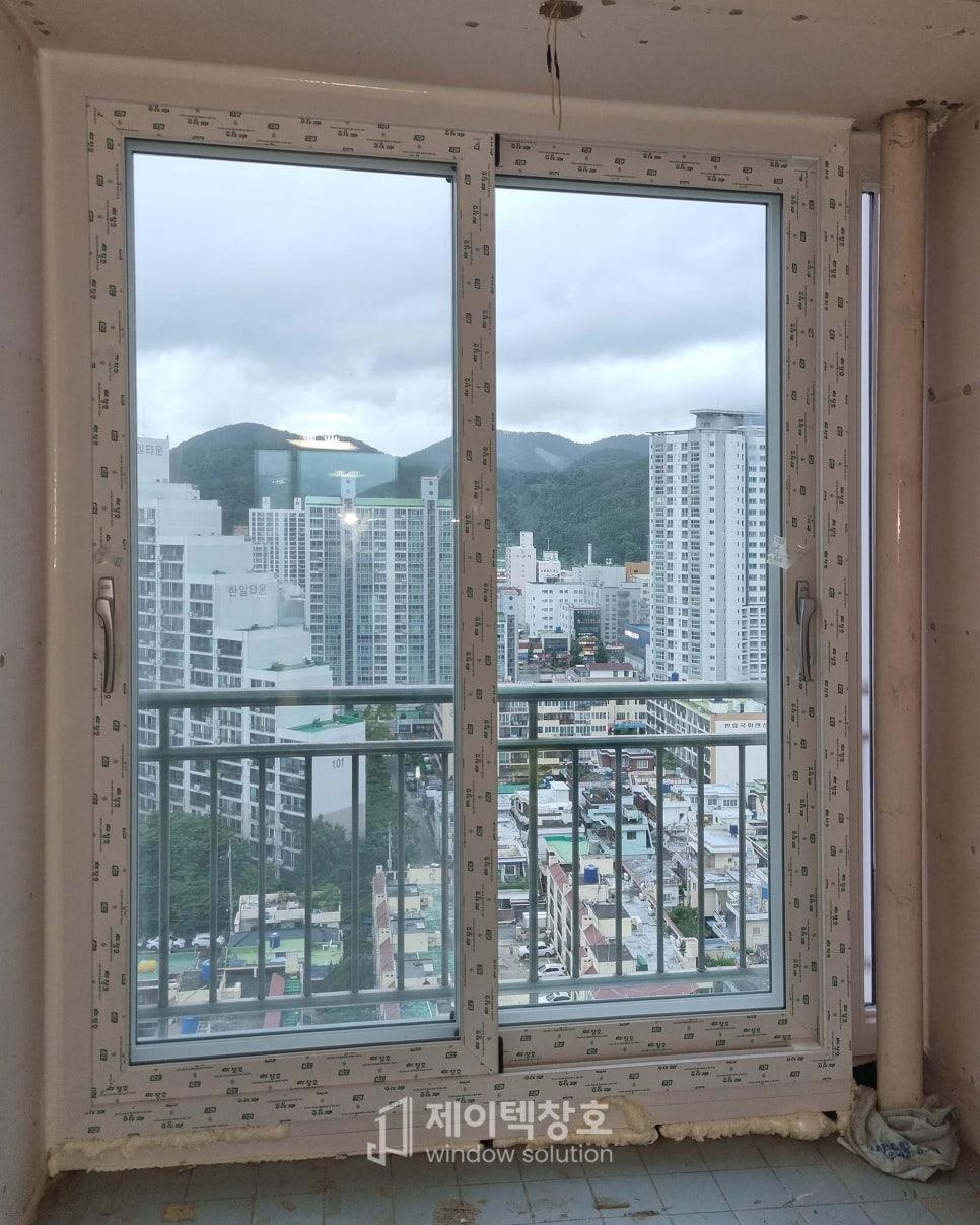 표면 마감 전 상태의 실내 창호 프레임