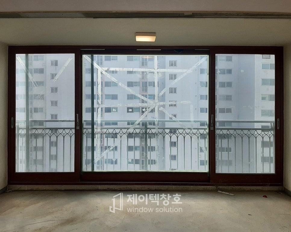 흰색 보호 필름이 부착된 신규 창호