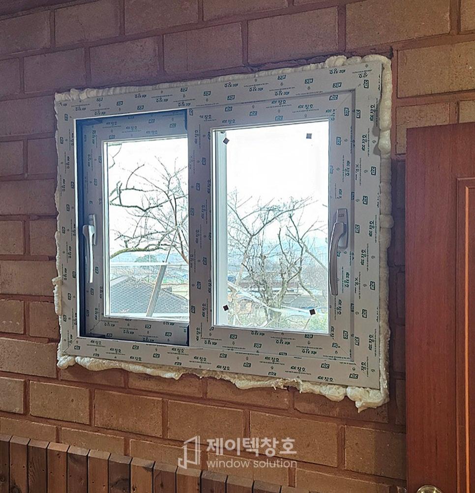 벽돌 벽 외부 창호 프레임 주변의 발포재 마감