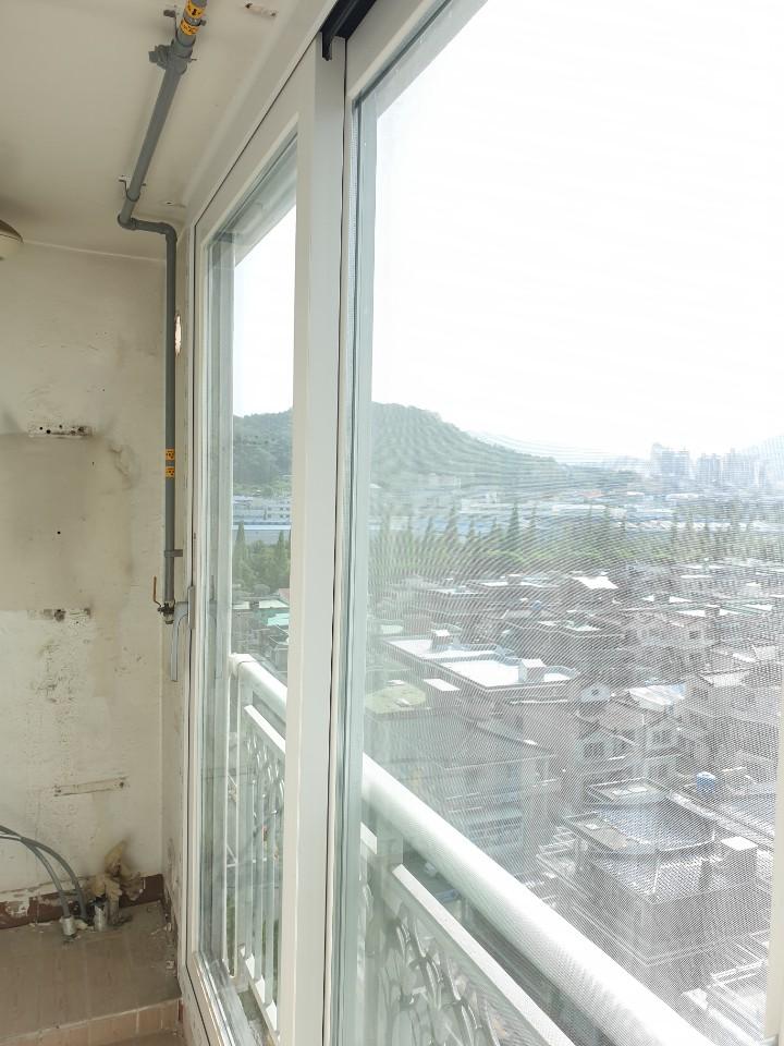 흰 벽과 화이트 창호로 완성된 발코니