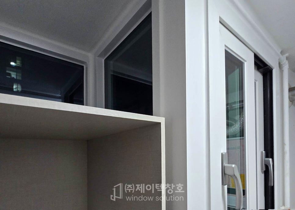 수납장 옆까지 세심하게 마무리된 창호 시공 완료