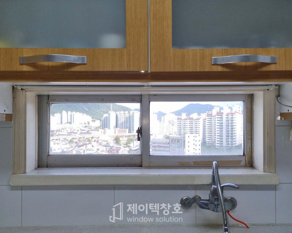목재 상부장과 수전이 있는 주방 창호의 시공 전 모습