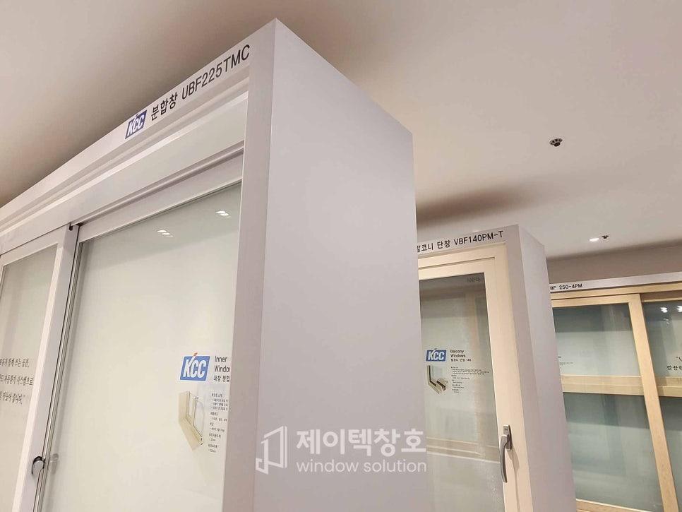 다양한 창호 제품이 전시된 모습