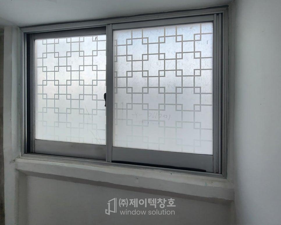 회색 프레임에 격자 무늬 유리가 적용된 실내 창호