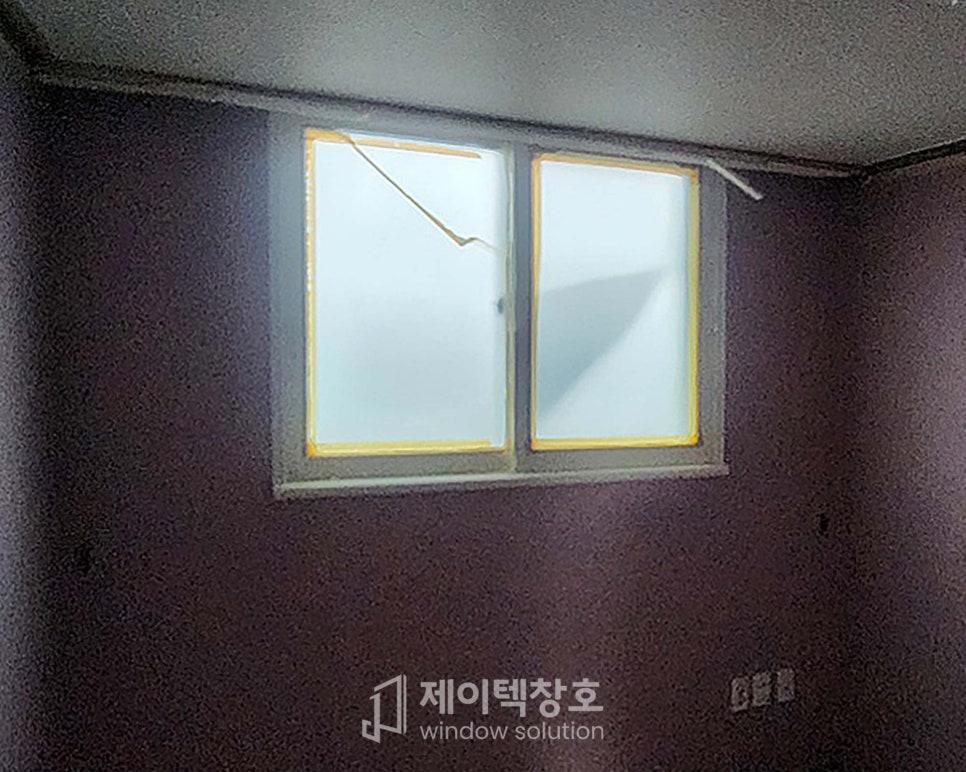 노란색 마감재가 둘러진 두 개의 유리 패널 창호
