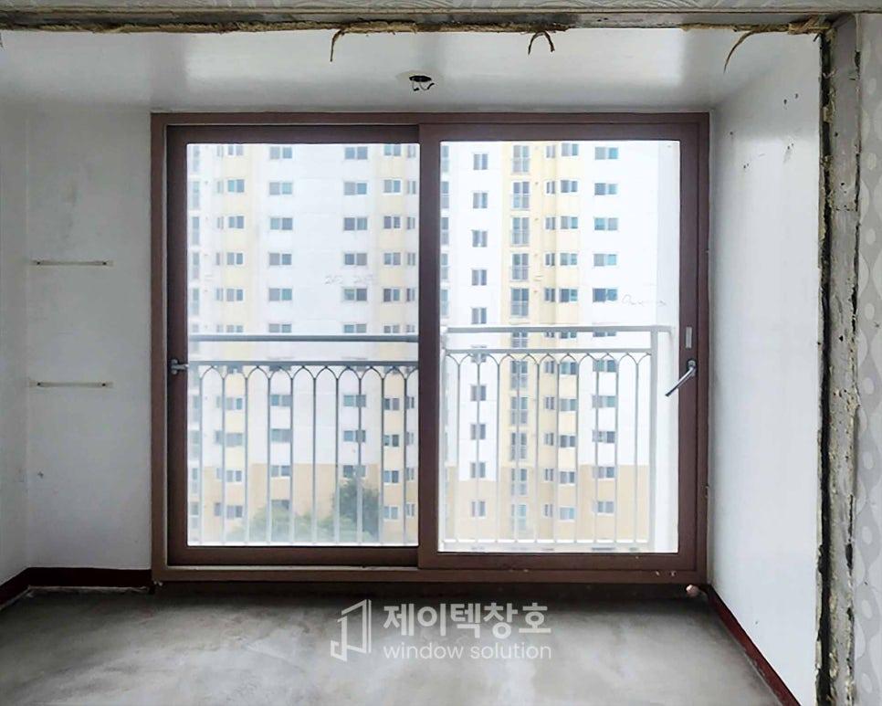 고층 건물이 보이는 슬라이딩 구조의 창호