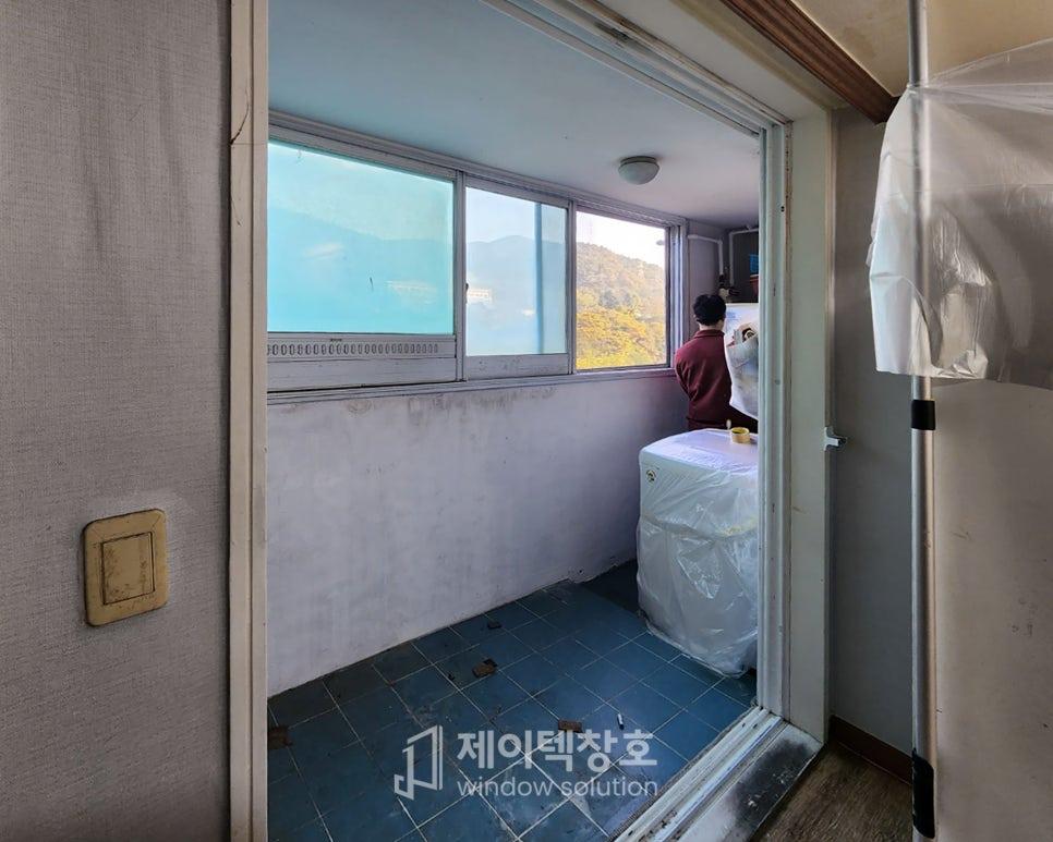 파란 타일 바닥 위로 새 창호가 들어서는 주방 쪽 작업 모습