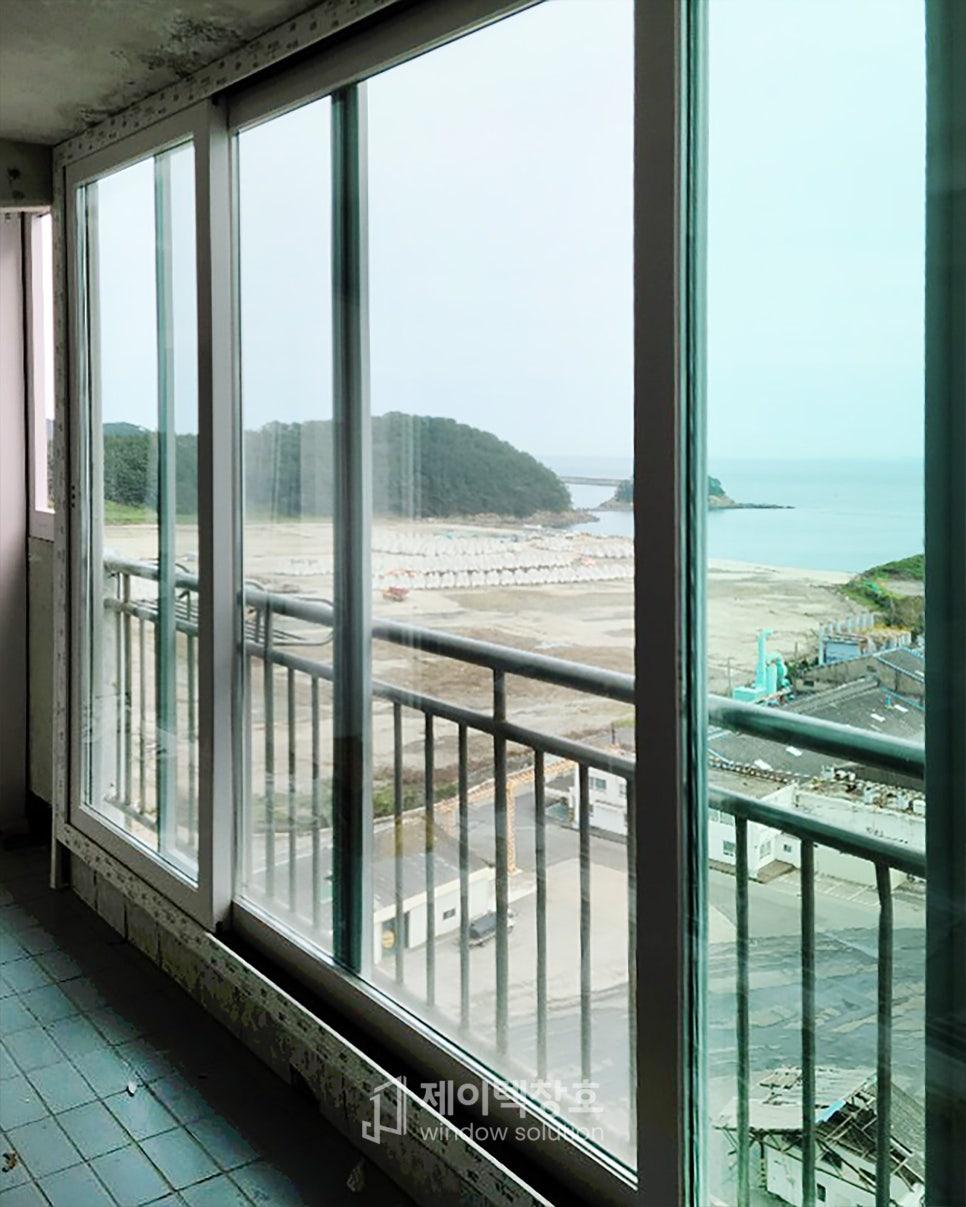 해변 전망이 보이는 발코니 창호 근접 샷