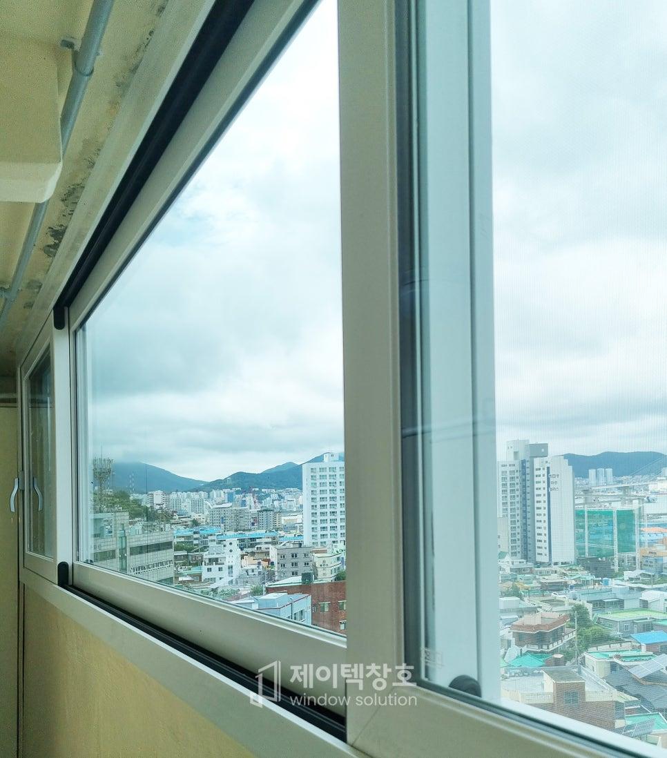 도시 건물과 산이 보이는 창호 프레임 마감 상태
