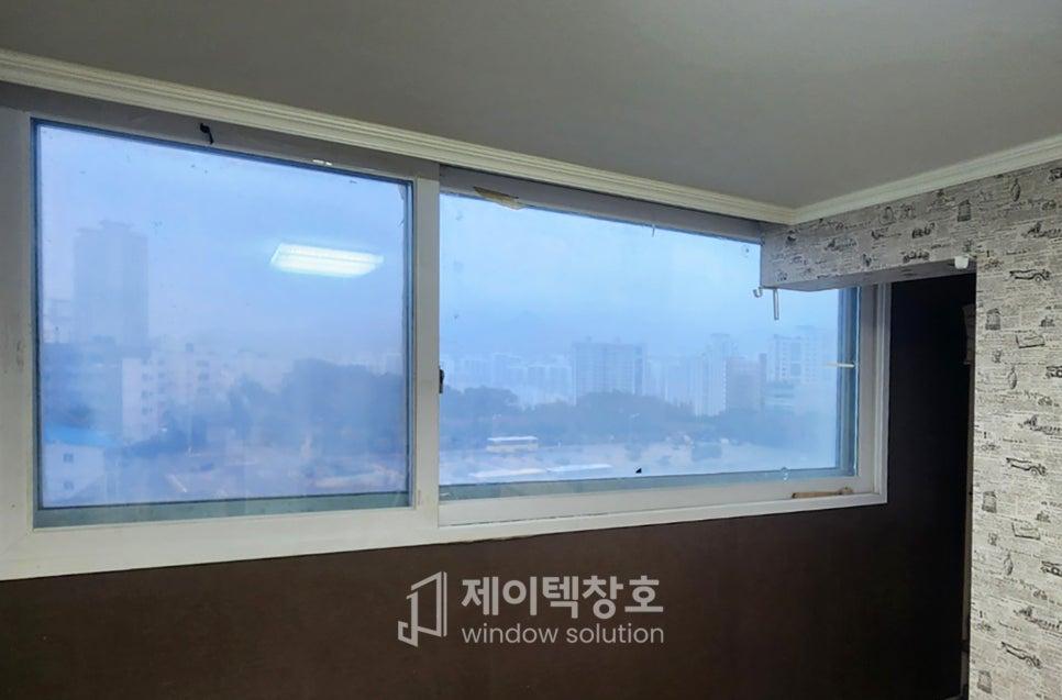 벽지 패턴이 보이는 벽면과 흰색 창호 프레임