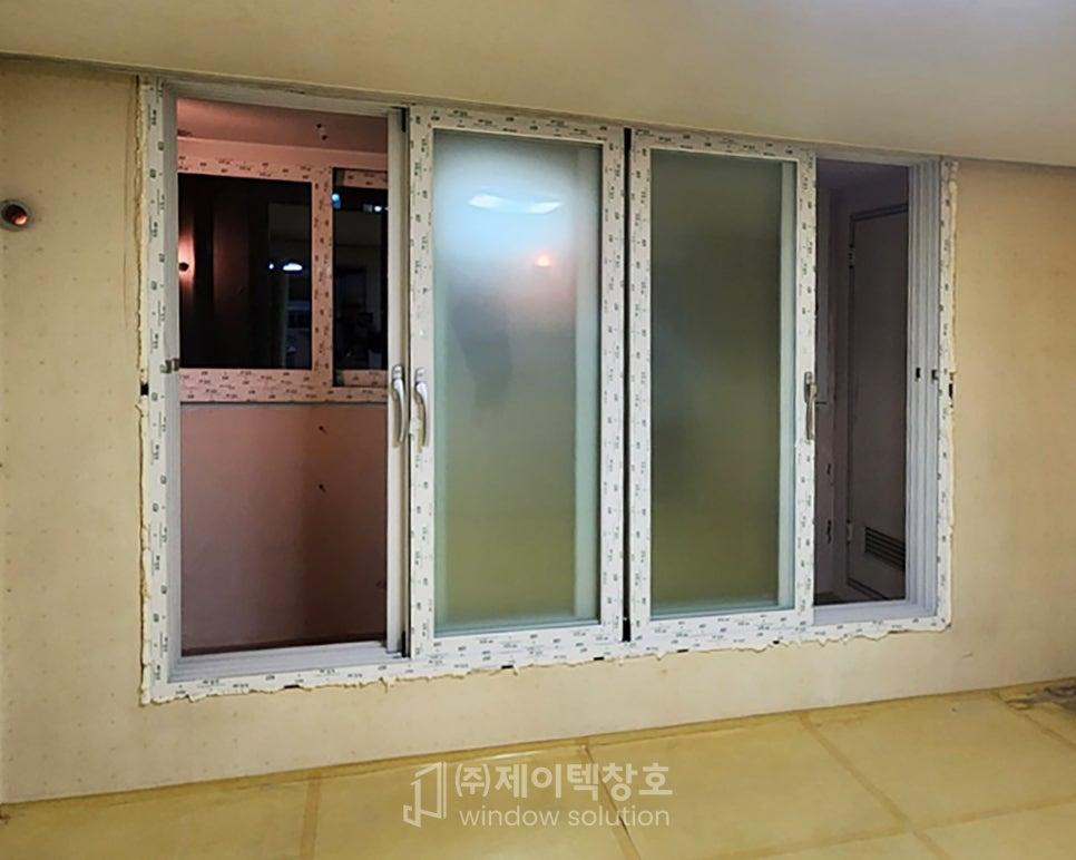 빈틈없는 단열을 위해 꼼꼼히 마감하던 과정