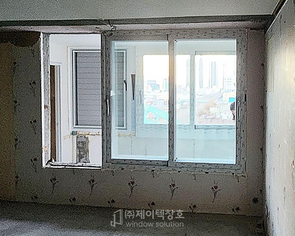 도배 작업과 함께 정돈되어가는 창호 주변