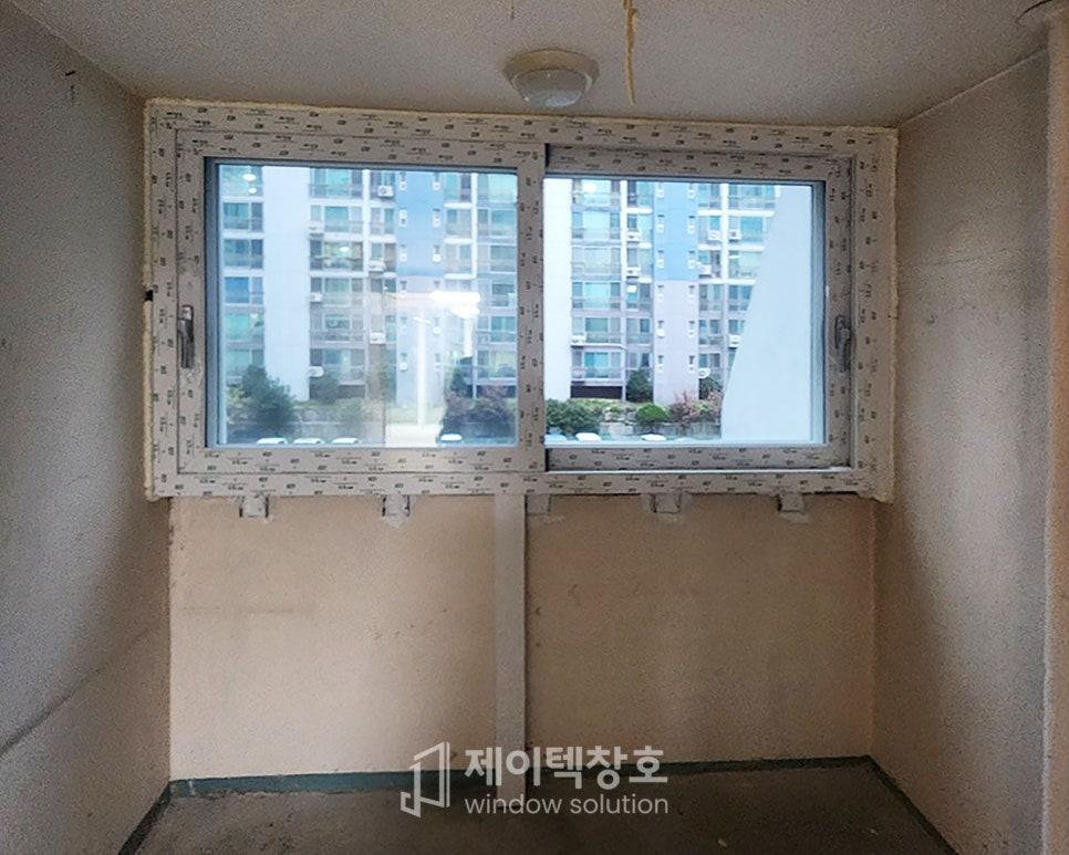 갈색 타일 바닥과 흰 벽면의 정돈된 모습