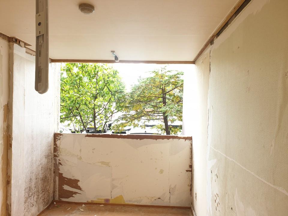 기존 창호를 제거 중인 발코니 철거 현장