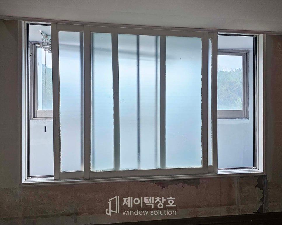 희미한 투명도를 가진 유리 패널과 흰색 프레임