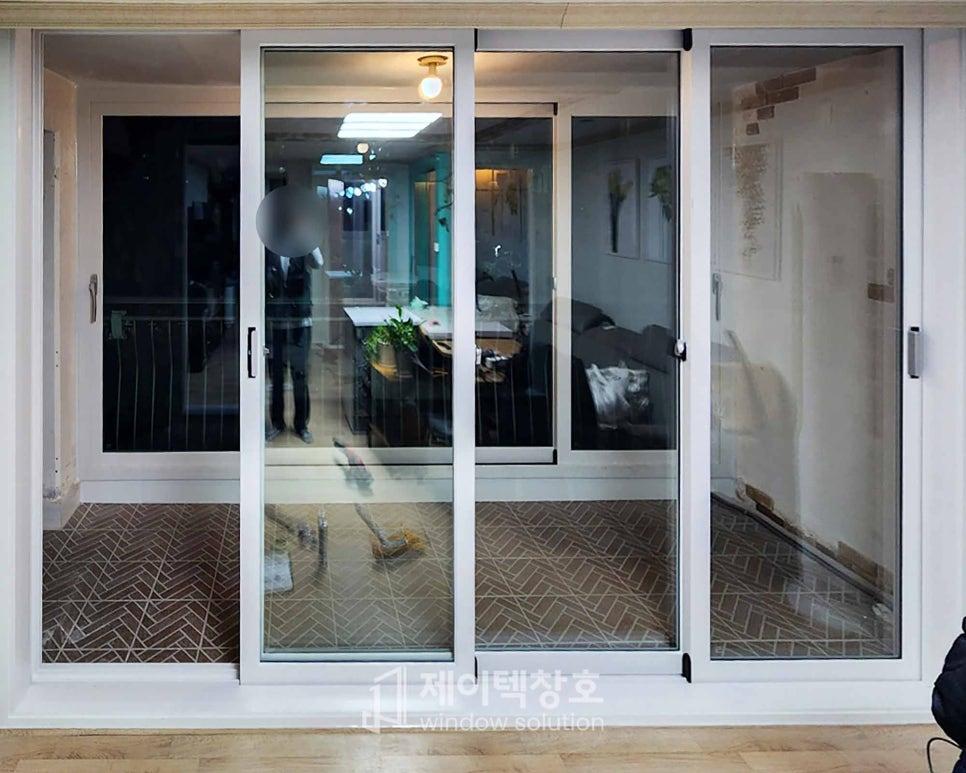 타일 바닥 위 슬라이딩 창호가 설치되는 실내 공간