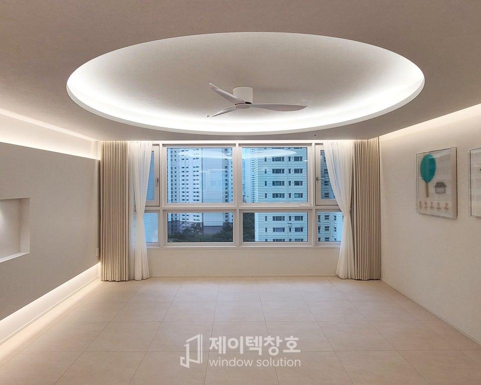 타일 바닥과 큰 창문이 있는 밝은 방