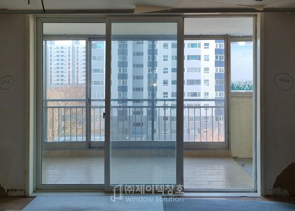 기존 창호 탈거 후 정밀한 시공을 준비하는 과정