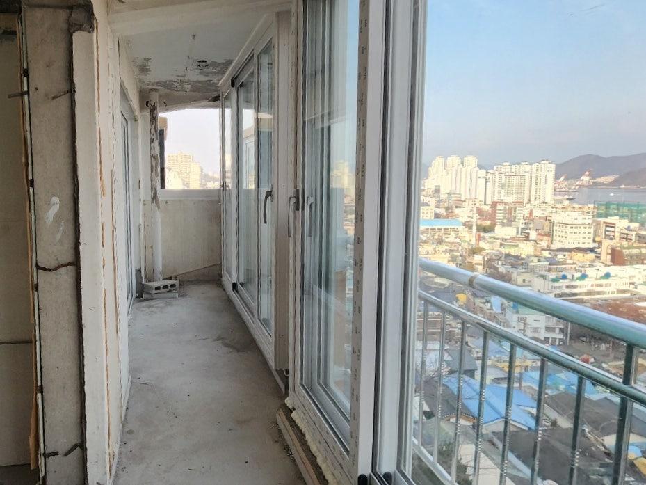 노출된 벽체와 콘크리트 바닥의 기초 상태