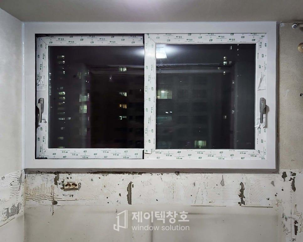 보호 필름이 붙은 채 설치된 창호 프레임