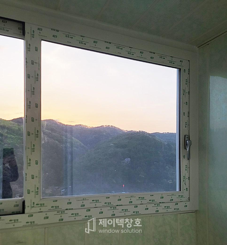 제품 텍스트가 보이는 프레임 너머의 산 풍경