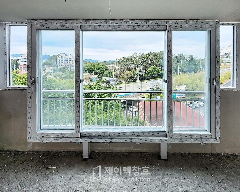 벽면에 밀착 설치된 창호 프레임과 외부 풍경
