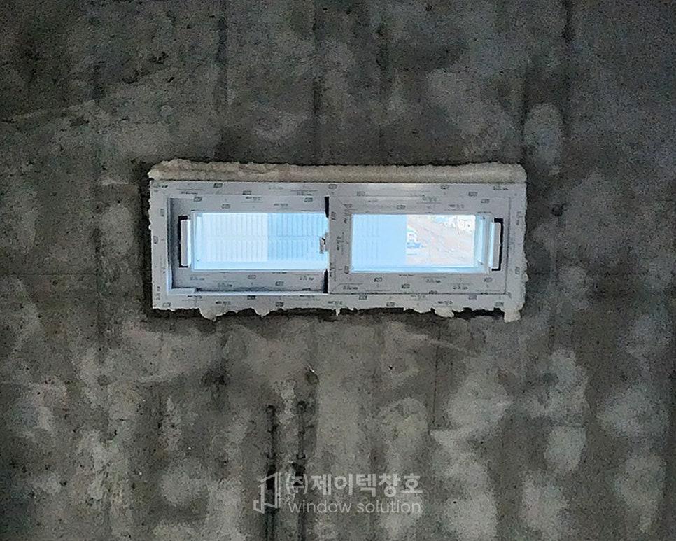 정교하게 맞물린 창호 프레임의 디테일