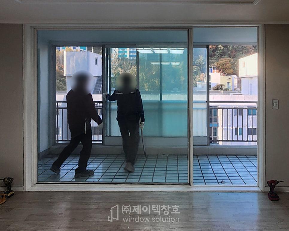 목재 마루 위로 햇살이 들어오는 거실 내창