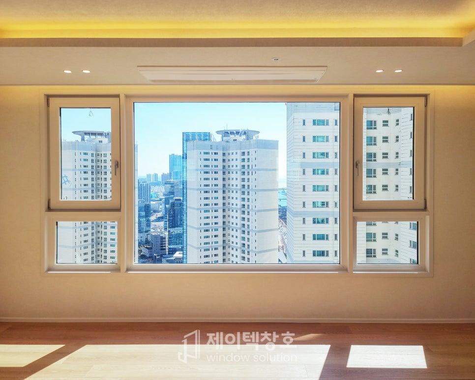 기존의 노후된 창호를 철거하던 과정