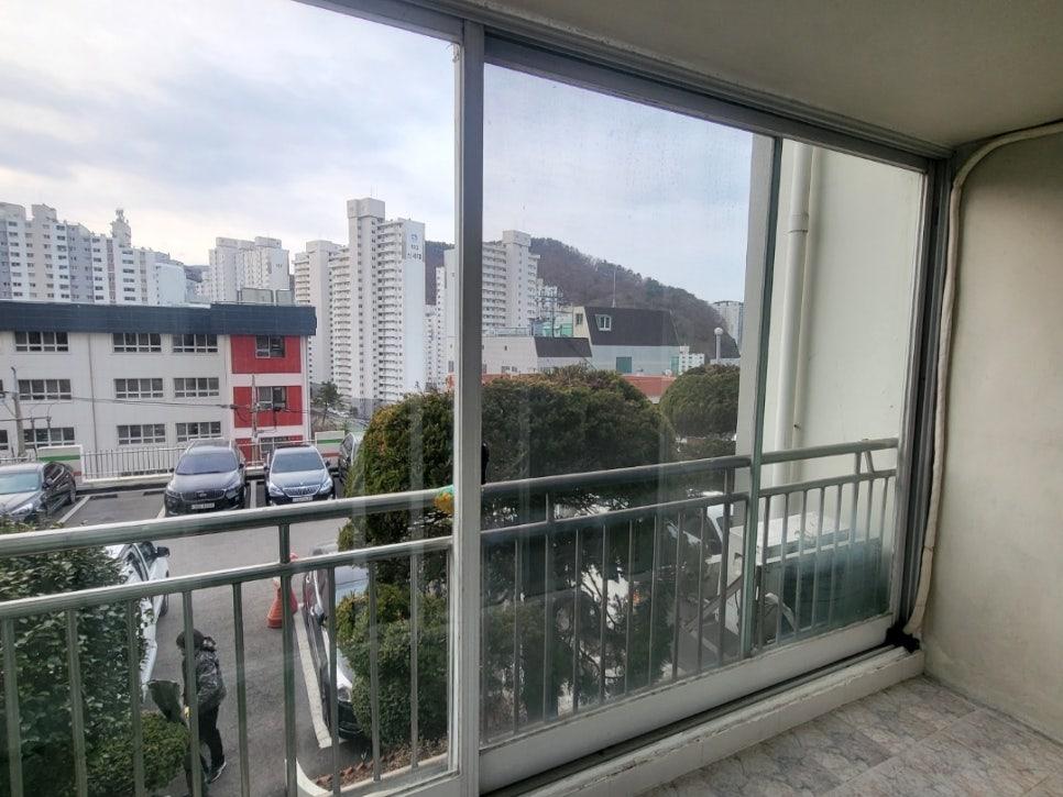 외부 주차장이 보이는 발코니 창호 교체 과정