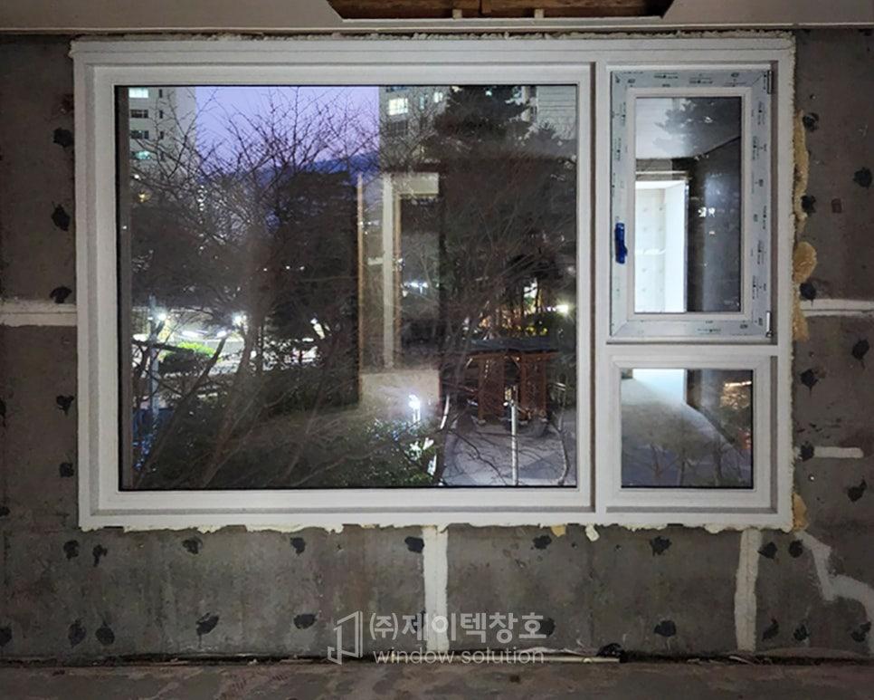 하얀 프레임이 벽면에 자리를 잡아가던 공사 중 모습입니다.