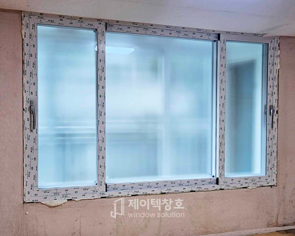 벽면에 부착된 창호 프레임과 보조 재료