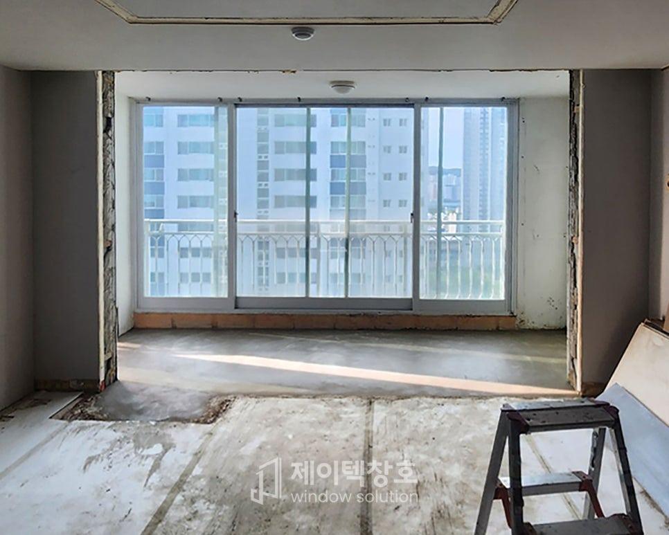 콘크리트 바닥이 드러난 빈 공간의 창호 작업