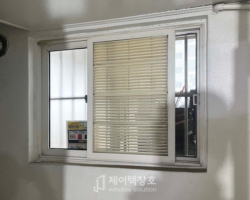 라디에이터가 설치된 창호 하단부 모습