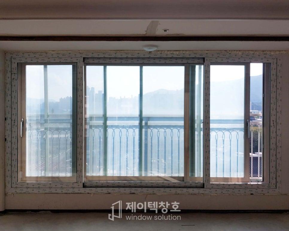 창호 프레임과 유리 패널, 외부 레일이 보이는 근접 샷