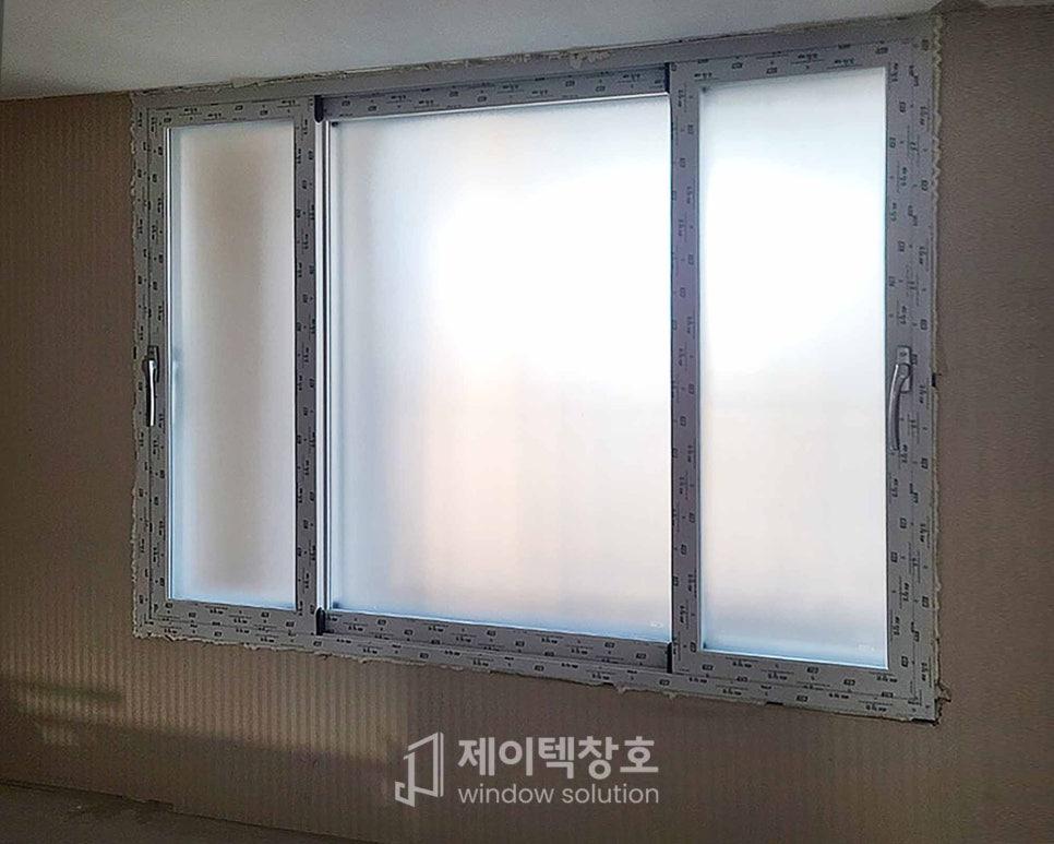 벽체와 프레임 사이를 우레탄폼으로 채우는 과정