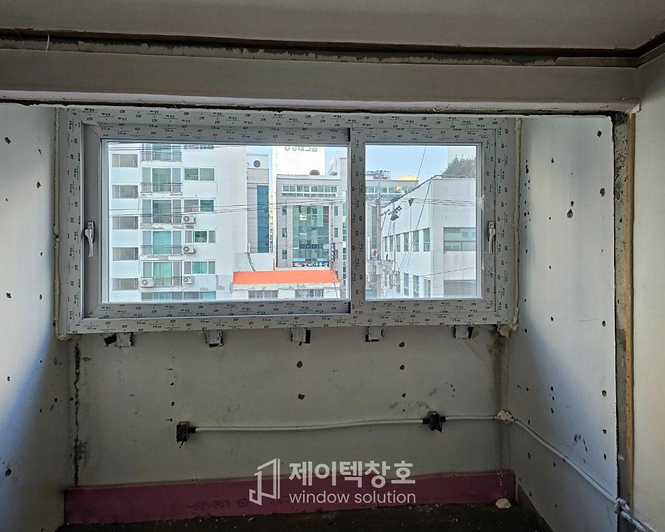 창호 프레임이 자리를 잡은 미완성 실내