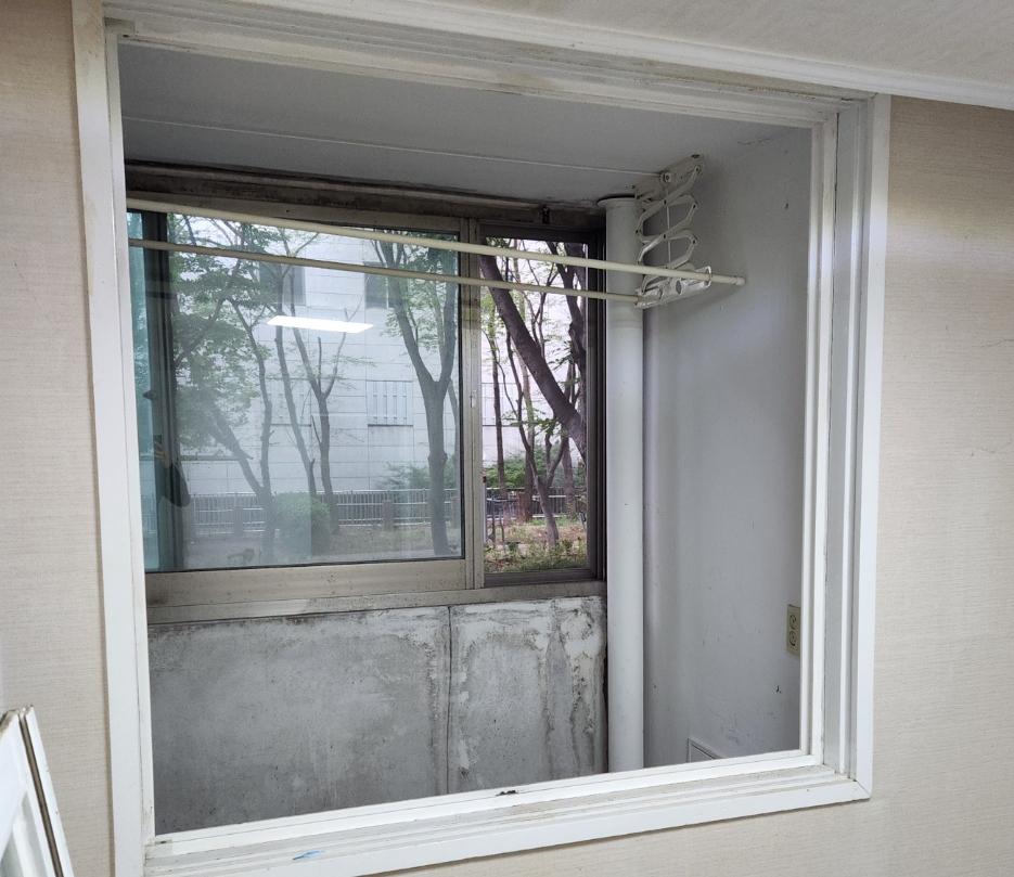 흰색 라이트바와 벽면이 노출된 창틀 내부 구조