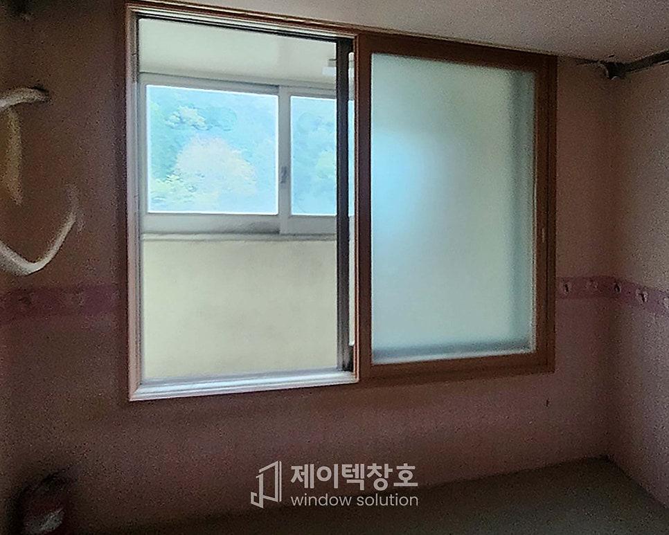 분홍색 테이프로 보호된 벽면과 열려 있는 창호