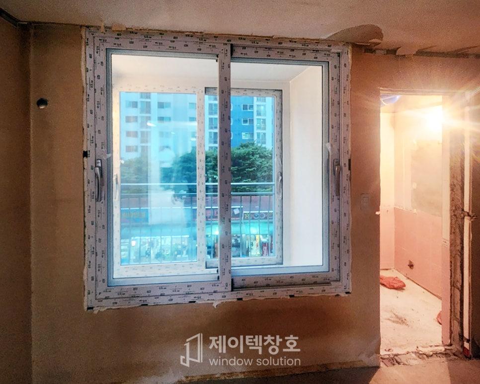 벽면 마감 전 창호가 설치된 실내 모습