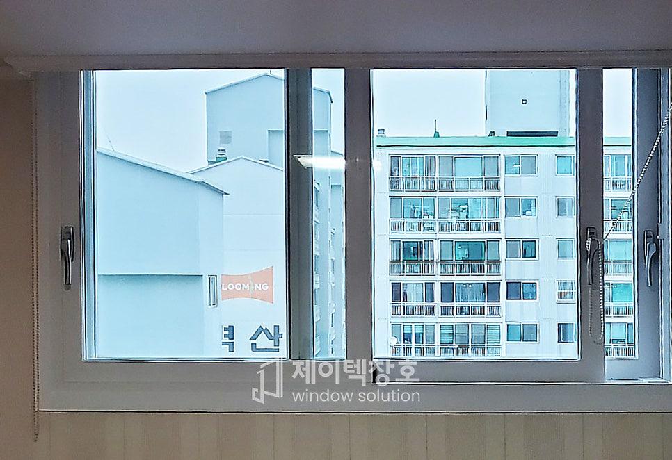 창문을 통해 외부 건물이 보이는 근접 모습