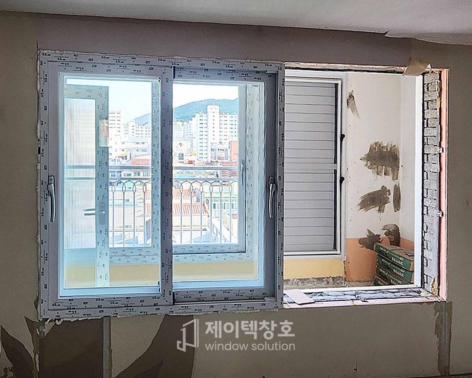 창호 손잡이 부근의 수공구 작업 모습