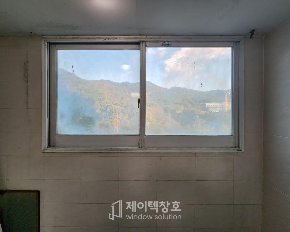 흰 벽돌 마감 벽면에 설치된 화이트 프레임 창호