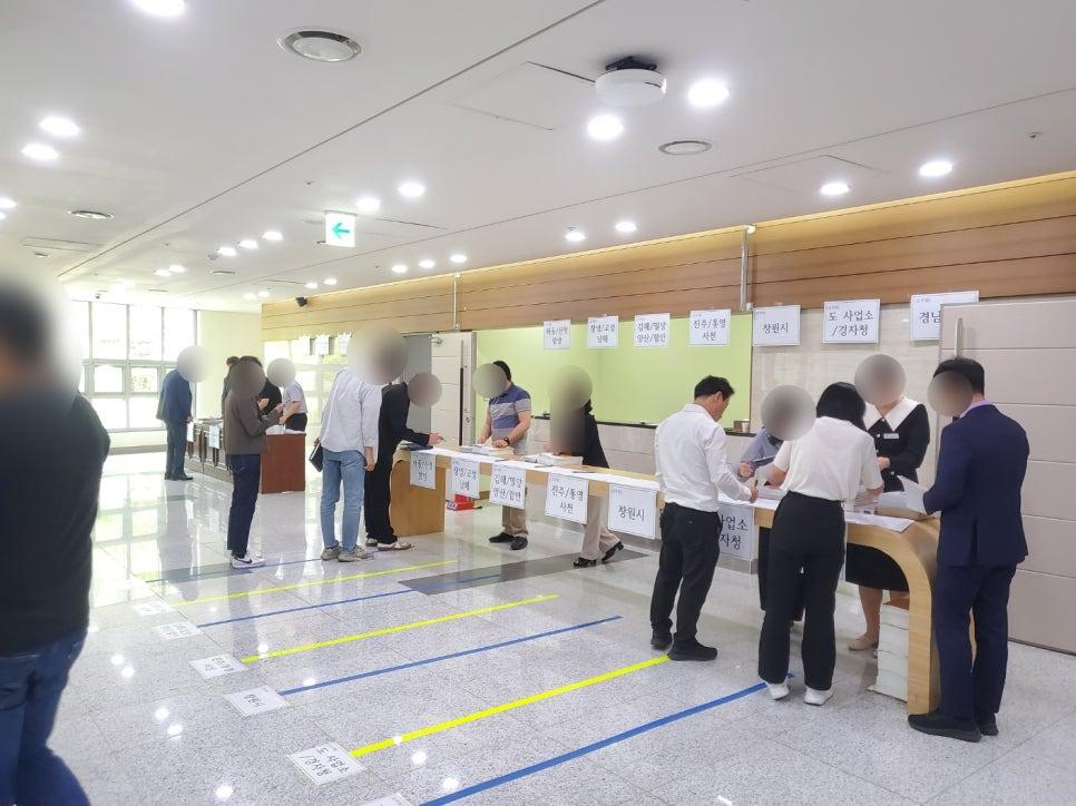 노란색과 파란색 선이 보이는 공공 공간