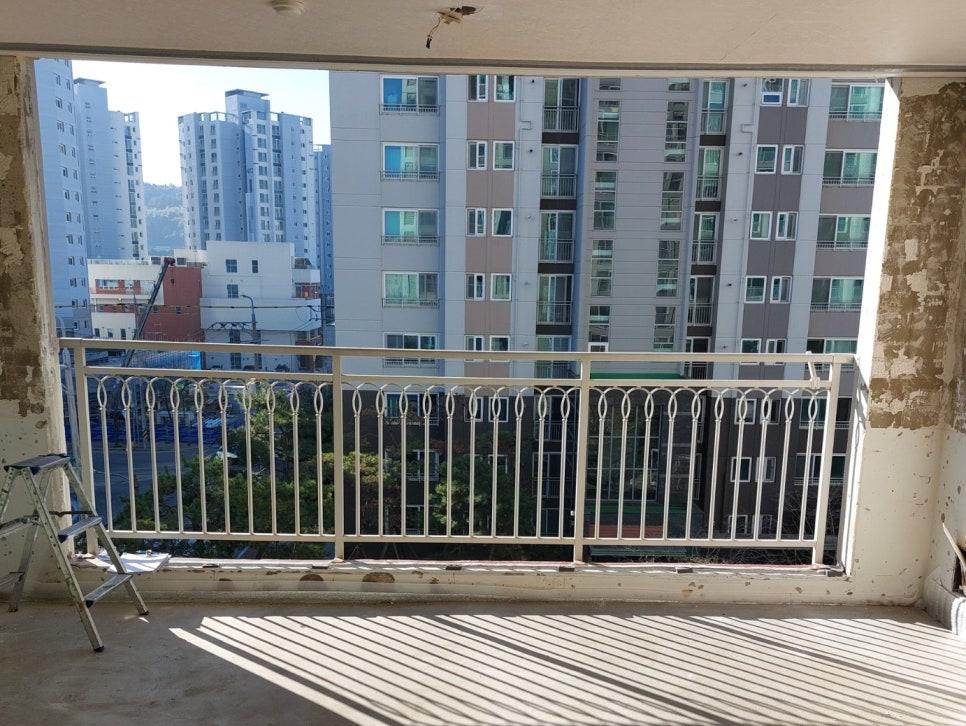 콘크리트 바닥과 흰색 난간이 보이는 발코니 시공 현장